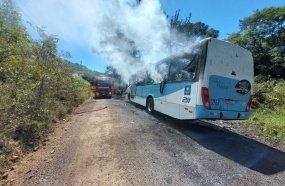 Ônibus do transporte coletivo fica destruído após pegar fogo 