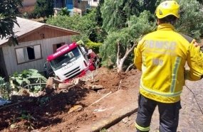 Caminhão que recolhia dejetos atinge casa após descer barranco 
