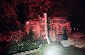 Motorista é resgatado em estado grave após tombar caminhão na SC-355