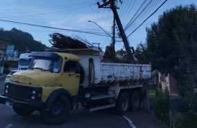 Caminhão atinge poste após ficar sem freios em Arroio Trinta