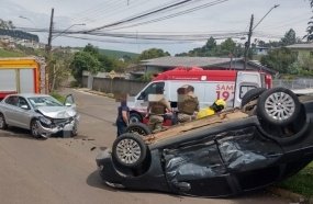 Carro capota após colisão e deixa uma mulher ferida 