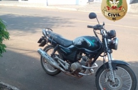 Jovem é preso após ser flagrado conduzido moto com uma lata de cerveja na mão