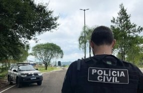 Polícia faz buscas na casa de homem que teria praticado 'roleta russa' com os filhos