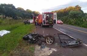 Colisão entre dois carros e uma moto mata duas pessoas na BR-282