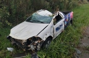 Motorista fica ferido após colisão seguida de capotamento na BR-470