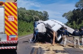 Colisão entre caminhão e carreta deixa motorista preso às ferragens na BR-282
