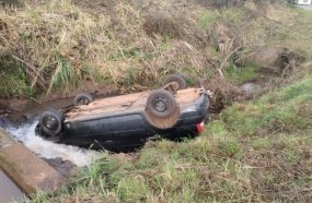 Carro com duas mulheres capota dentro de córrego na BR-470 