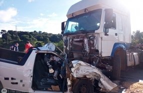 Jovem morre após colisão frontal entre picape e caminhão na BR-282