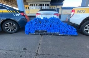 Casal é preso transportando 300 kg de maconha em carro roubado 