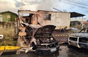 Casa e dois carros são destruídos por incêndio no Meio-Oeste