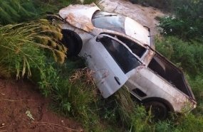 Jovem fica ferida após picape capotar em ribanceira no interior de Água Doce