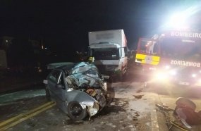 Jovem morre após colisão frontal entre carro e caminhão na BR-282