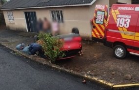 Mulher fica ferida após carro capotar em pátio de residência 