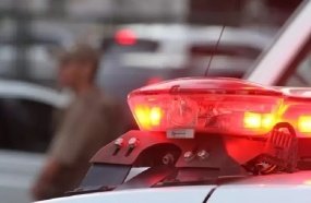 Homem tenta destruir picape durante apreensão do veículo pelo banco