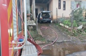 Família acorda com carro pegando fogo na garagem da casa