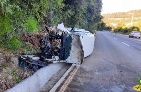 Colisão contra barranco deixa duas pessoas feridas na SC-150