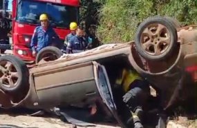 Motorista é resgatado do carro após capotar em Joaçaba 