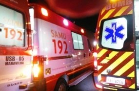 Motociclista é socorrido em estado grave após colisão contra poste 