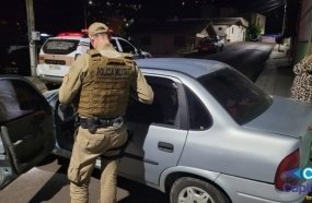 Morador acorda no momento em que carro seria furtado 