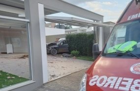 Carro invade quintal de residência após atravessar o muro 