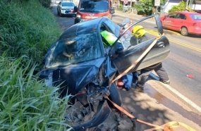 Motorista é resgatado das ferragens após colisão entre carro e carreta