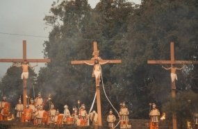 Encenação da Paixão de Cristo emociona fiéis em Ponte Serrada