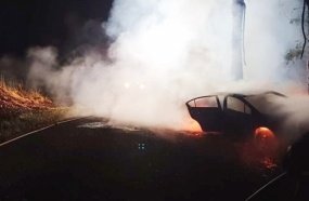 Carro abandonado é encontrado em chamas em Rio das Antas 