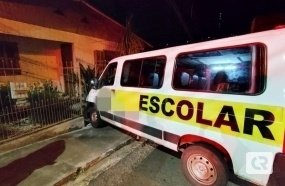 Van com mulher e filhos atinge cerca de residência após desandar de ladeira  