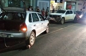 Colisão contra veículos estacionados deixa mulher ferida 
