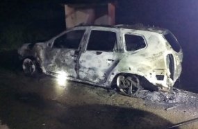 Motorista sofre queimaduras nos braços e perna após veículo pegar fogo