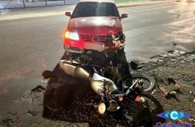 Carro atinge moto ao fazer manobra para entrar em posto de combustível 