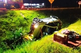 Condutora fica presa às ferragens após carro capotar em vala na BR-282