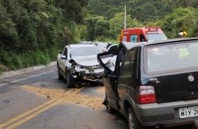 Colisão entre três veículos deixa uma pessoa ferida na SC-135