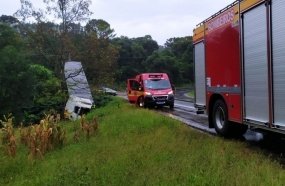 Carreta cai em barranco após colidir na traseira de carro 