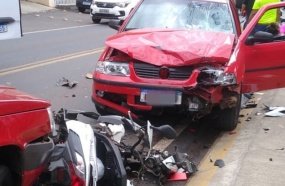 Mãe e filha ficam feridas após carro invadir pista e bater de frente na moto