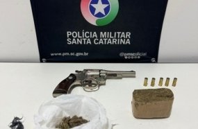 Mulher é presa após agredir policial com salto de sapato durante apreensão de arma e drogas