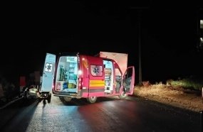 Colisão de carro em barranco deixa uma mulher ferida 
