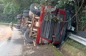 Motorista é socorrido com ferimentos graves após carreta tombar na SC-453