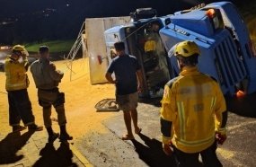 Carreta carregada com maravalha tomba no Contorno Sul de Videira