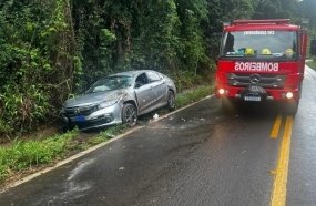 Idoso fica ferido após carro sair da pista e capotar na SC-464 