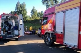 Jovem é socorrida com suspeita de fratura após colisão entre carro e moto
