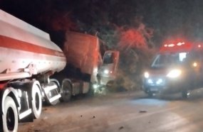 Caminhoneiro fica ferido após carreta-tanque colidir contra barranco