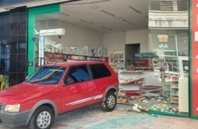 Homem invade farmácia com o carro após descobrir traição da esposa