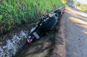 Motociclista sofre ferimentos graves após colidir na traseira de caminhão 