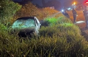Motorista capota carro após sair da pista na SC-135 