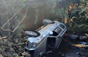 Motorista fica ferido após carro cair dentro de riacho 