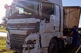 Colisão entre caminhão e carreta deixa condutores feridos