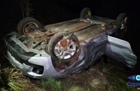 Três pessoas acabam feridas após carro capotar em ribanceira 