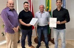 Vereador entrega abaixo-assinado pedindo revisão de mão única na Rua da Gruta