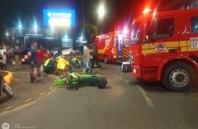 Motociclista perde a consciência após colisão contra furgão